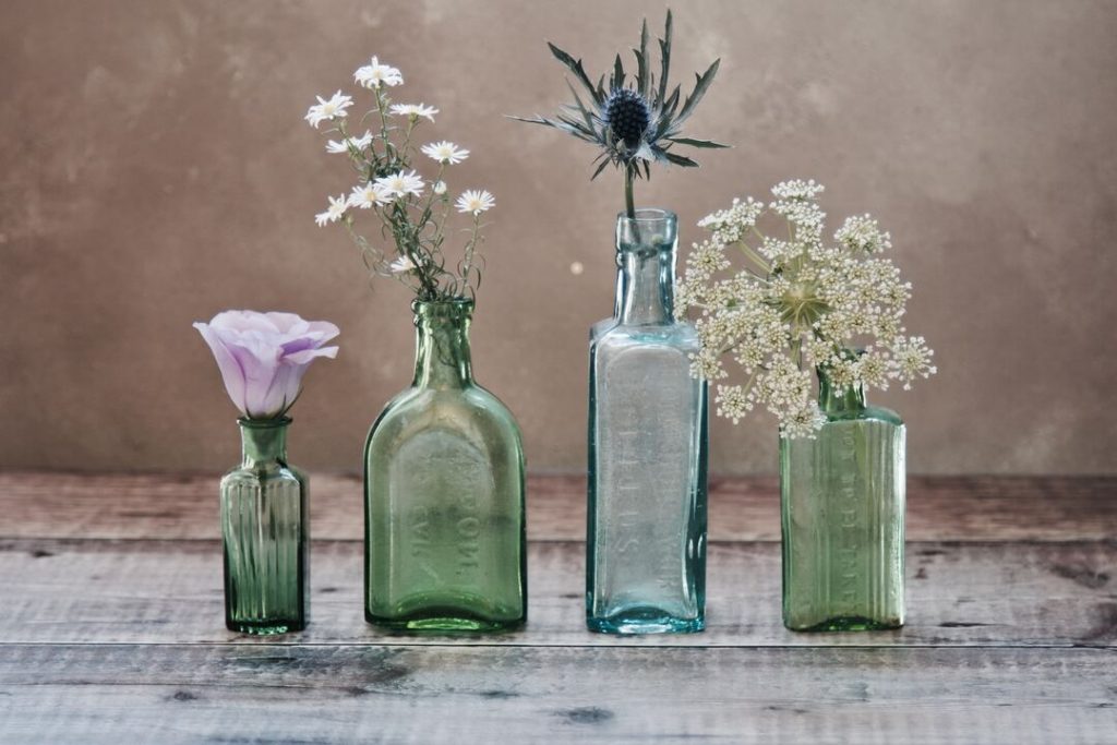 garrafas decorativas com flores para uma decoracao cottagecore
