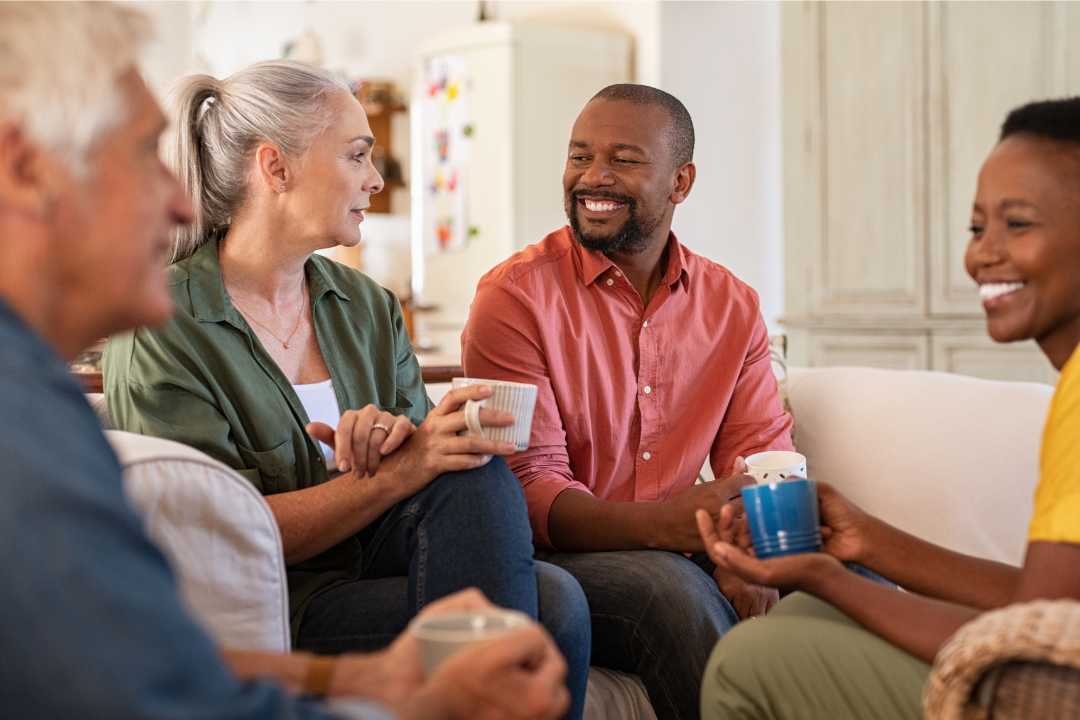 Amigos aproveitando o isolamento acústico