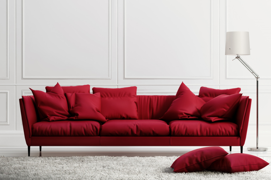 Sofá vermelho num cômodo monocromático
