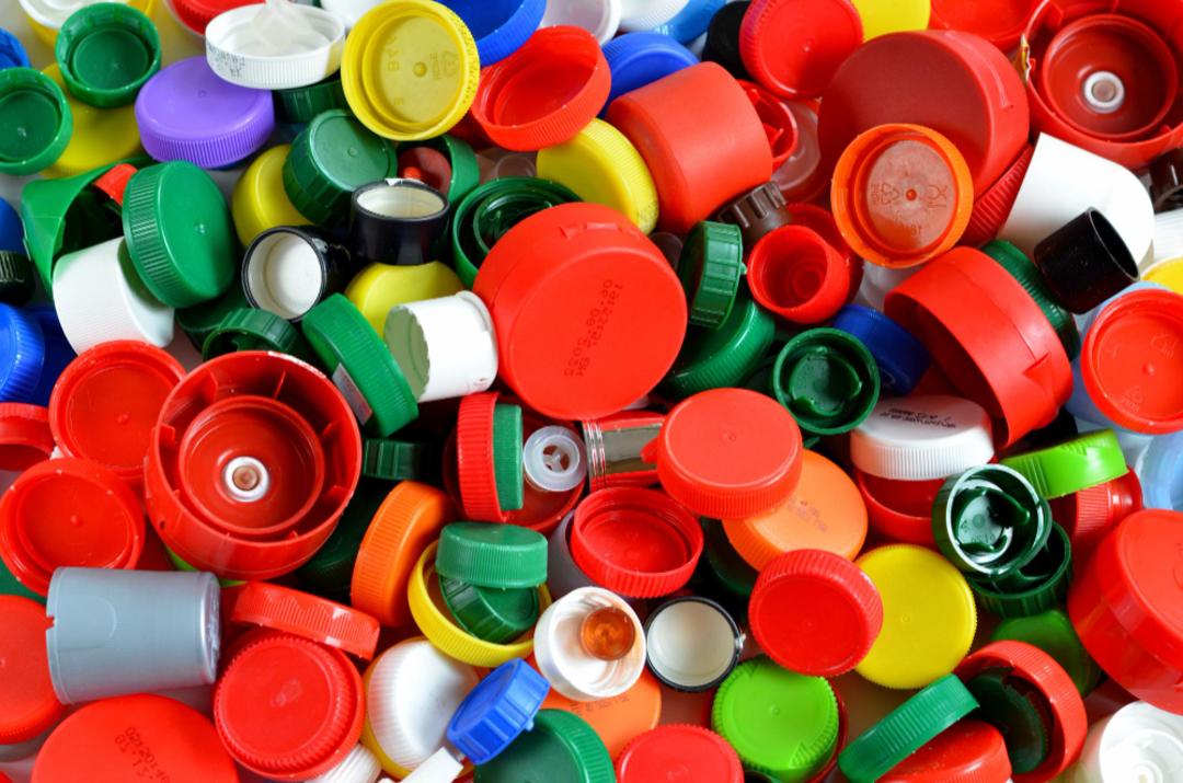 Tampas de plástico coloridas amontoadas