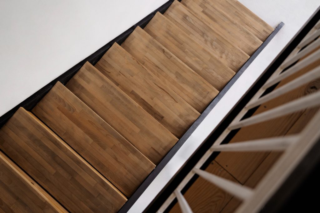 Imagem de cima de uma escada de madeira