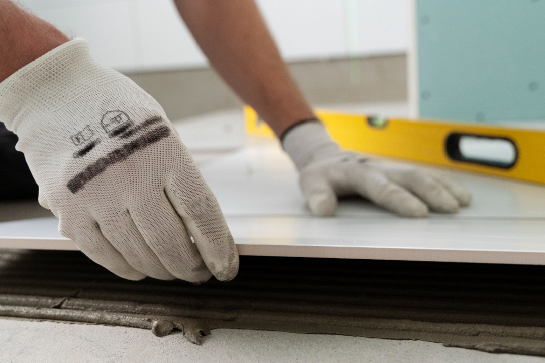 Homem colocando piso de porcelanato